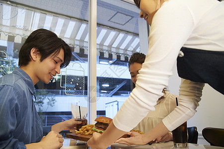 一对夫妇来到一家汉堡店用餐图片