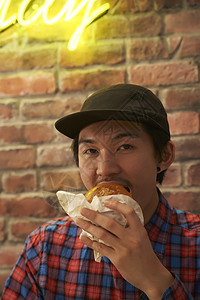 一个男人在吃汉堡图片
