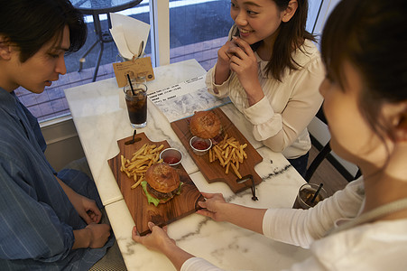 一对夫妇来到一家汉堡店用餐图片