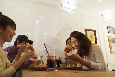 女生来到汉堡店点餐拍照图片