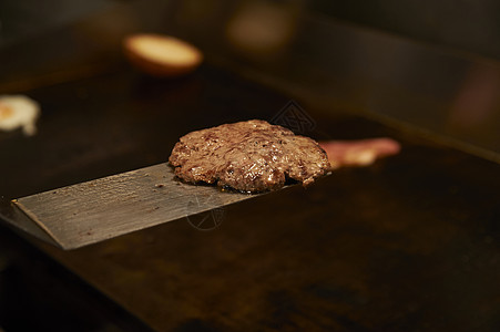 铁铲上的汉堡肉图片