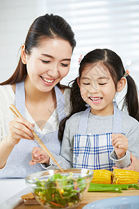 厨房里快乐的母亲和女儿图片