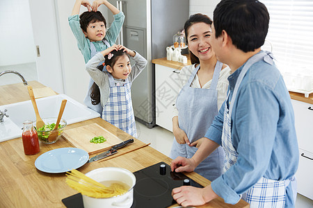 一起做饭幸福的四口之家图片