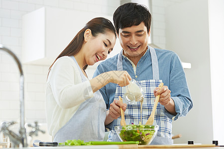 正在做饭的快乐的夫妻图片
