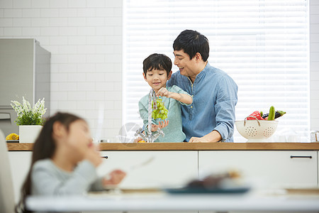 一起做饭幸福的四口之家图片