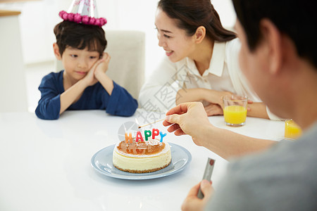 庆祝生日的幸福一家人图片