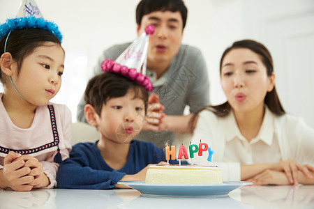 庆祝生日吹蜡烛的一家人图片