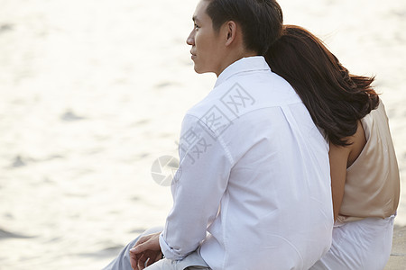 女生倚靠在男生肩膀上图片素材