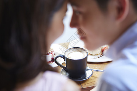 咖啡店约会的年轻情侣图片