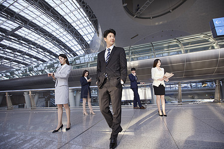 仁川国际机场的商务人士图片