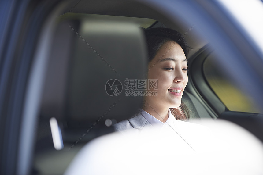 坐在车里的女青年图片
