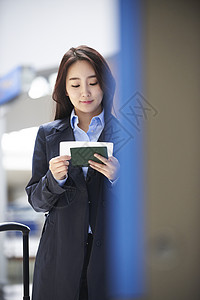 机场内查看机票的商务女士图片