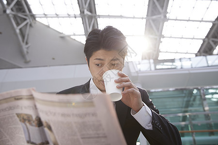 机场看报纸的商务男性图片