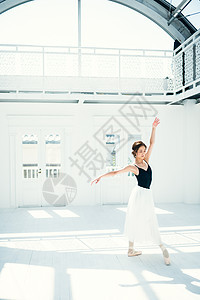 翩翩起舞的芭蕾舞女演员图片