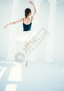 舞蹈室练习的舞者图片