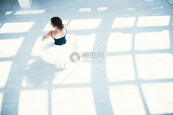 独自练习芭蕾舞的年轻女性图片