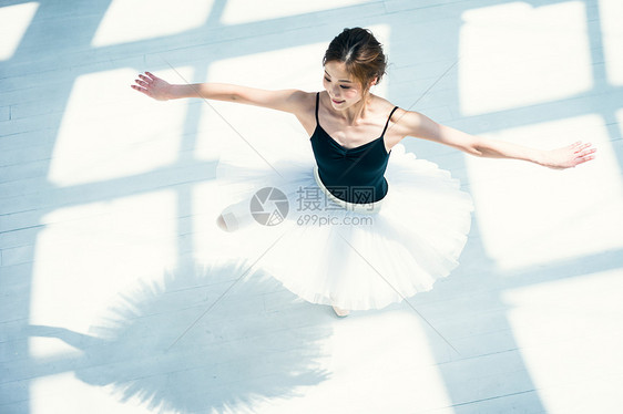 独自练习享受芭蕾舞的年轻女性图片