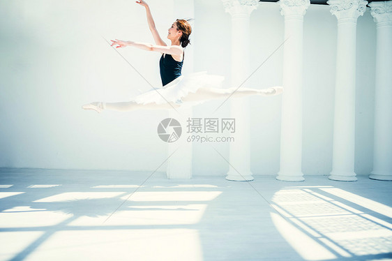 舞室独舞的芭蕾舞女演员图片