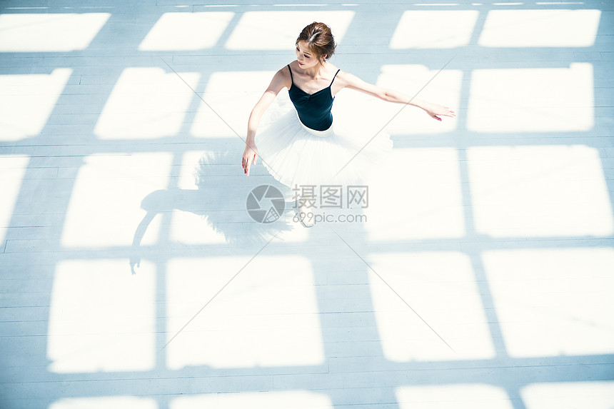 舞室独舞的芭蕾舞女演员图片