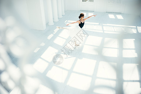 舞蹈房跳舞的古典芭蕾舞舞者图片