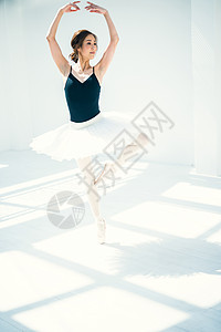 独自练习的芭蕾舞女演员图片