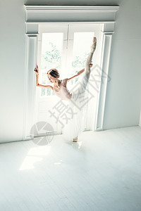 享受芭蕾舞的青年女性图片