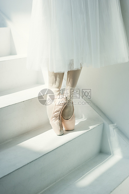  跳芭蕾舞的女性脚部特写图片