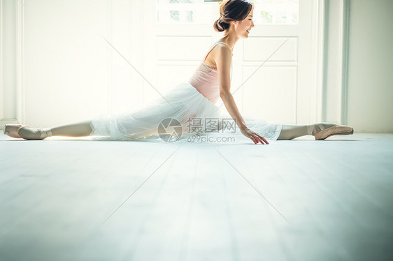 拉伸运动的芭蕾舞女演员图片