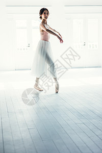 舞蹈室练舞的芭蕾舞女演员图片