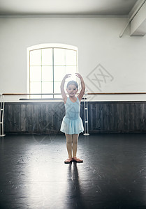 芭蕾课堂学习芭蕾舞的小女孩图片