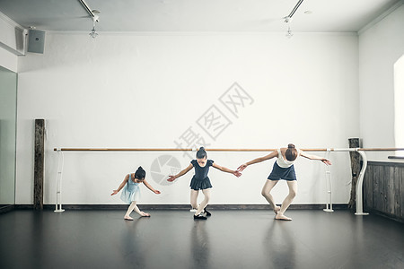 芭蕾舞课堂的教练和学生图片