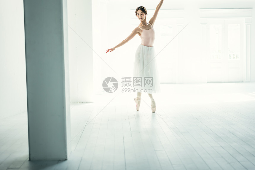 古典芭蕾舞女演员图片