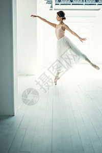 美丽的青年芭蕾舞女演员图片