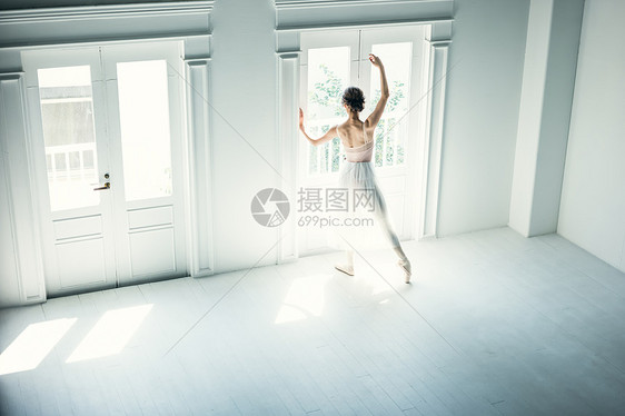 古典气质芭蕾舞舞者背影图片