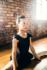 学习古典芭蕾的小女孩图片