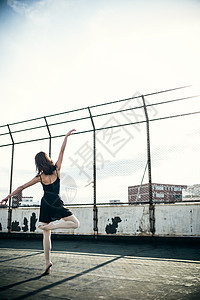 室外跳芭蕾舞的芭蕾舞舞者图片