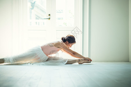 伸展放松的芭蕾舞女演员图片