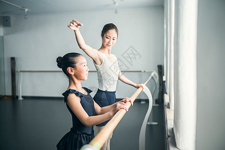 教芭蕾舞课的老师和学生图片