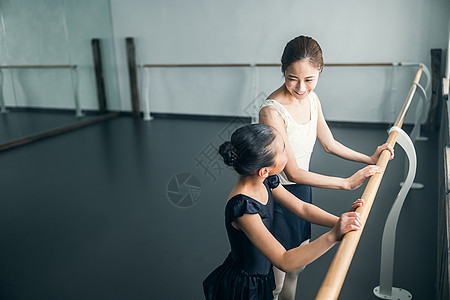 教芭蕾舞课的老师和学生图片