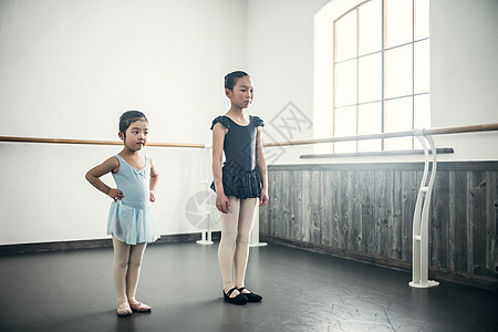 学习芭蕾舞的年轻女孩图片