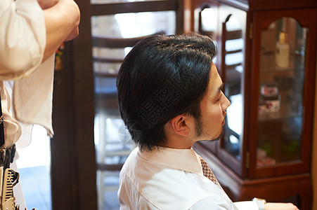 正在剪头发的男性图片