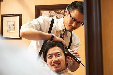 正在给顾客剪头发的理发师图片