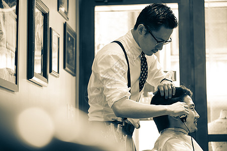 正在给顾客剪头发的理发师图片