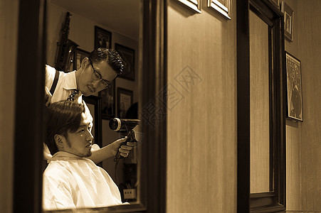 发型师给顾客理发图片