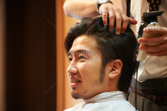 美发造型师给男乘客剪头发图片