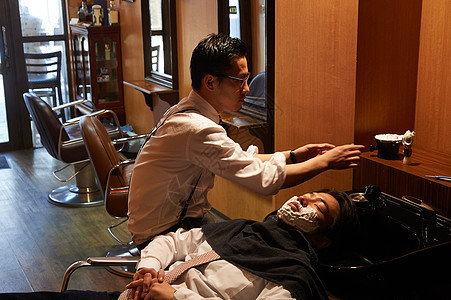 工作商务美发沙龙剃须理发师刮男客人图片