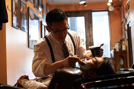 帅气刷子造型剃须理发师刮男客人图片