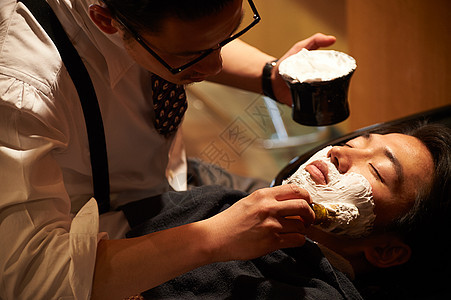 胡子悬挂物年轻人剃须理发师刮男客人图片