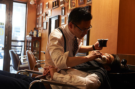 男人们人物眼镜男剃须理发师刮男客人图片