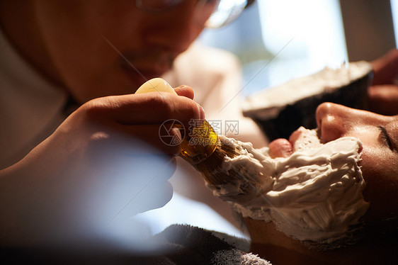 时髦的杯子时髦剃须理发师刮男客人图片